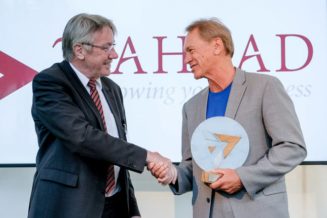 Histrorische Staffelübergabe - Horst Zuse übergibt den 2b AHEAD Innovation Award 2017 an Bo Ewald